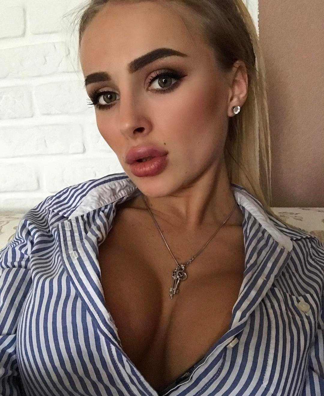 Девушка, ищу мужчину, я уже вся мокрая Девушка, ищу мужчину, я уже вся мокрая