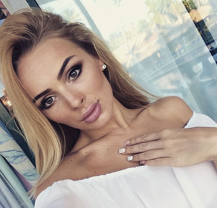 Девушка, ищу мужчину, я уже вся мокрая Девушка, ищу мужчину, я уже вся мокрая