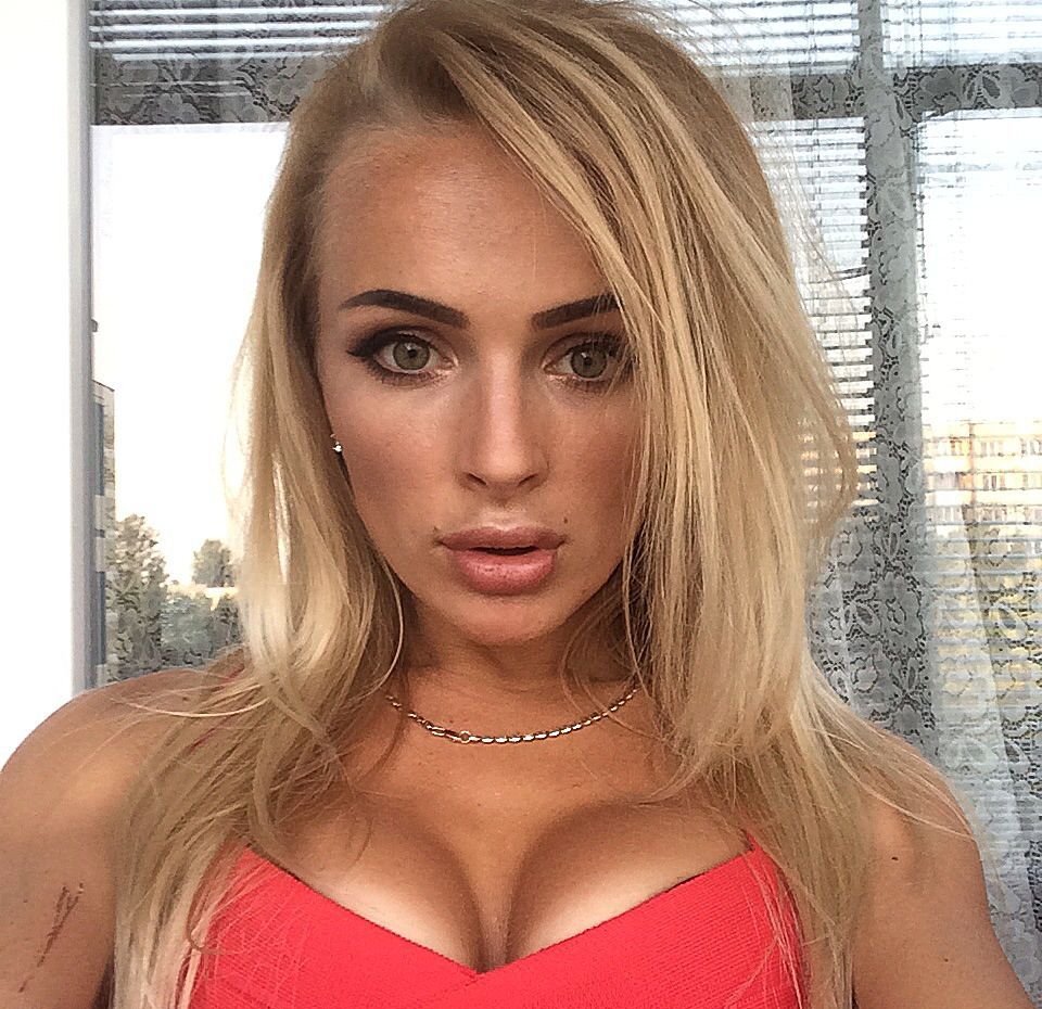 Девушка, ищу мужчину, я уже вся мокрая Девушка, ищу мужчину, я уже вся мокрая